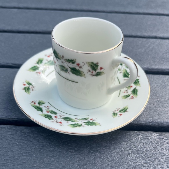 Vintage Caldor; Porcelain Ware; Set of 4 Demitasse Cap & Saucer; In Box - Picture 2 of 7